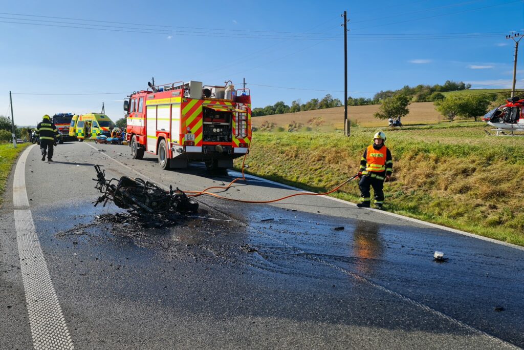 Tragická nehoda motorky a auta u Pohořílek na Novojičínsku. Foto: HZS