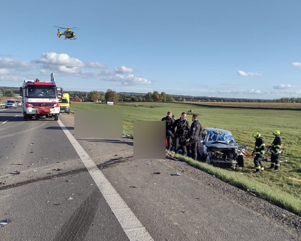 Tragická nehoda nákladního automobilu a osobního auta u Svitav. Foto: HZS