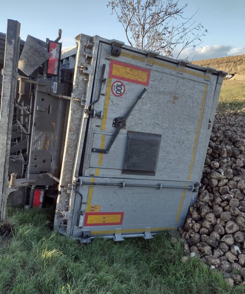 Tragická nehoda nákladního automobilu a osobního auta u Svitav. Foto: HZS