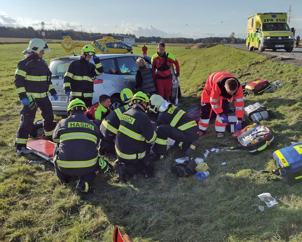 Tragická nehoda nákladního automobilu a osobního auta u Svitav. Foto: HZS