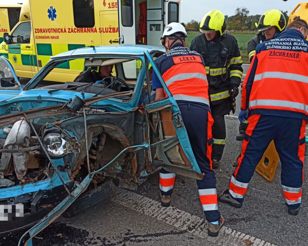 Nehoda Trabantu a Superbu ve Starém Městě. Foto: HZS