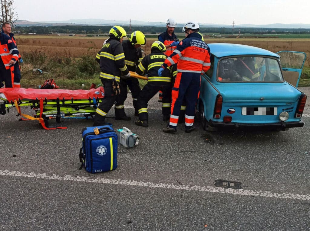 Nehoda Trabantu a Superbu ve Starém Městě. Foto: HZS