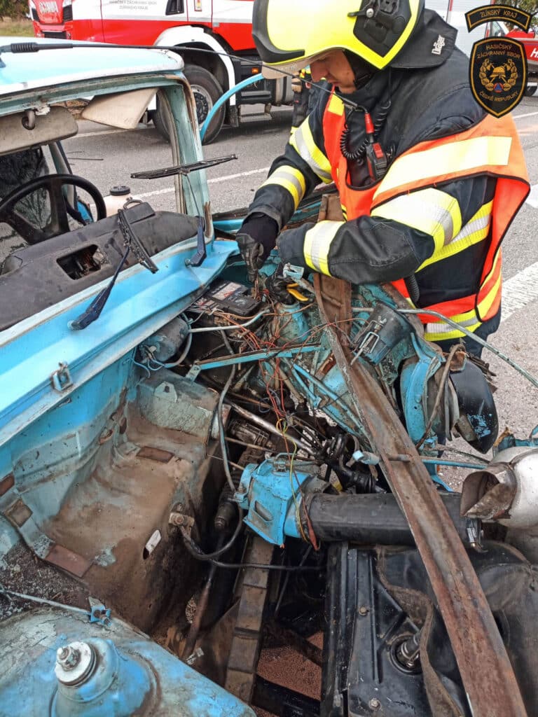 Nehoda Trabantu a Superbu ve Starém Městě. Foto: HZS