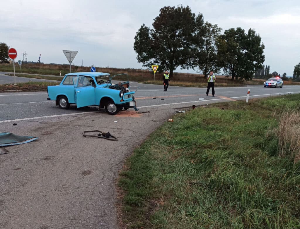 Nehoda Trabantu a Superbu ve Starém Městě. Foto: HZS