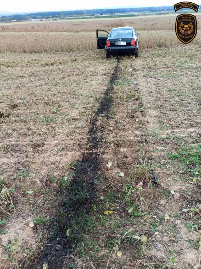Nehoda Trabantu a Superbu ve Starém Městě. Foto: HZS