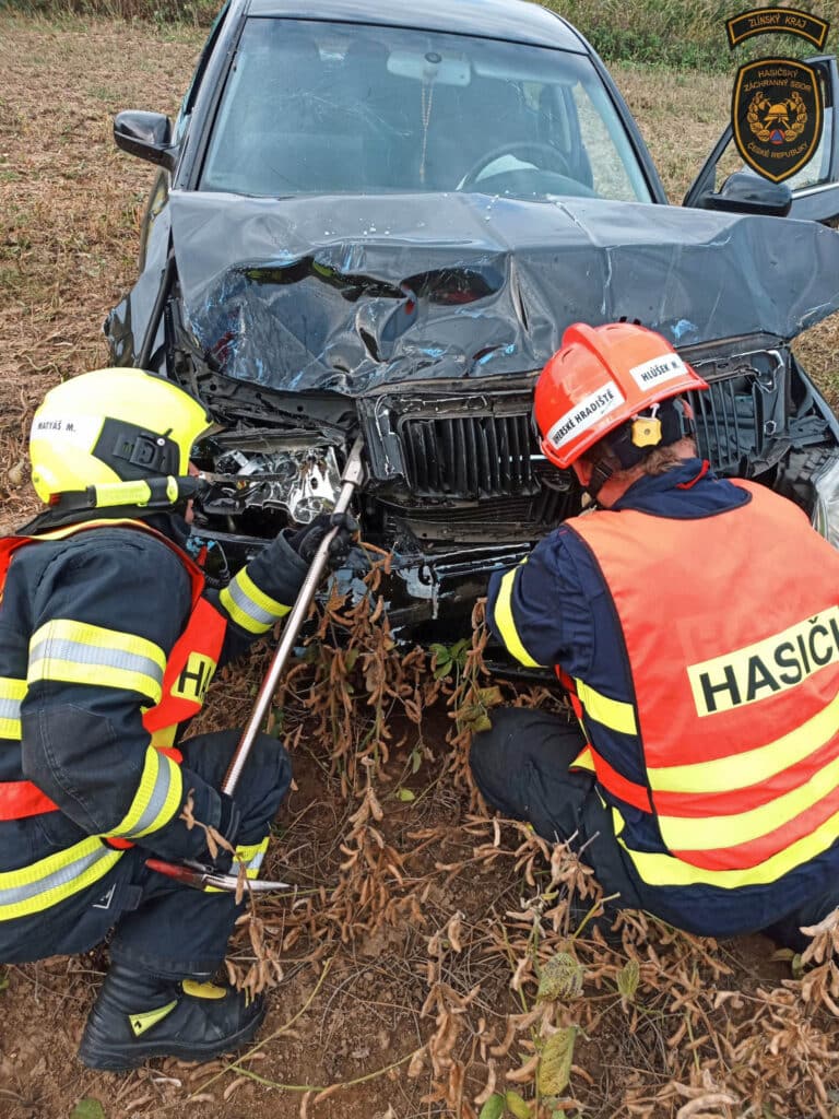 Nehoda Trabantu a Superbu ve Starém Městě. Foto: HZS