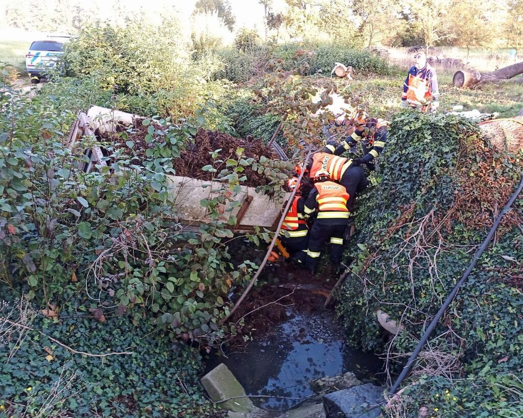 Nehoda traktoru v Loukově na Kroměřížsku. Foto: HZS ZLK