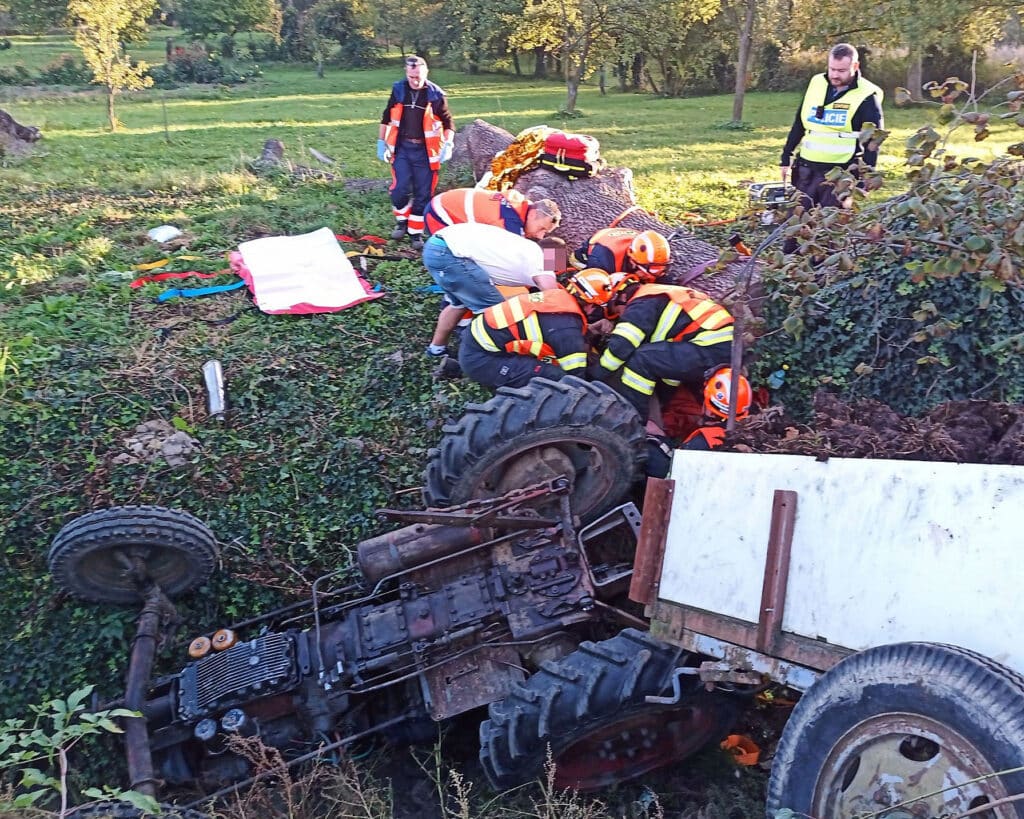 Nehoda traktoru v Loukově na Kroměřížsku. Foto: HZS ZLK