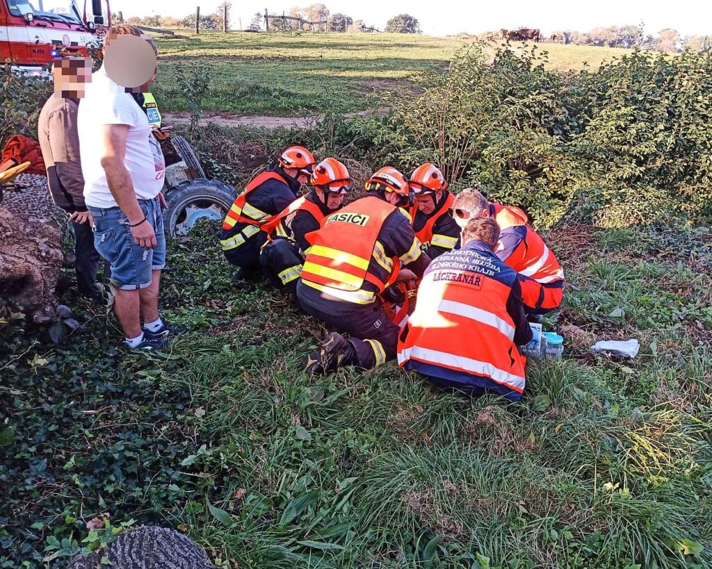 Nehoda traktoru v Loukově na Kroměřížsku. Foto: HZS ZLK