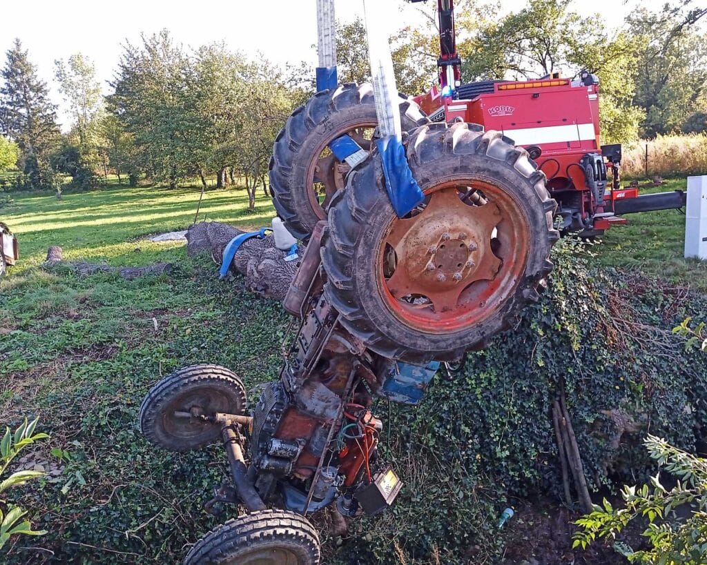 Nehoda traktoru v Loukově na Kroměřížsku. Foto: HZS ZLK