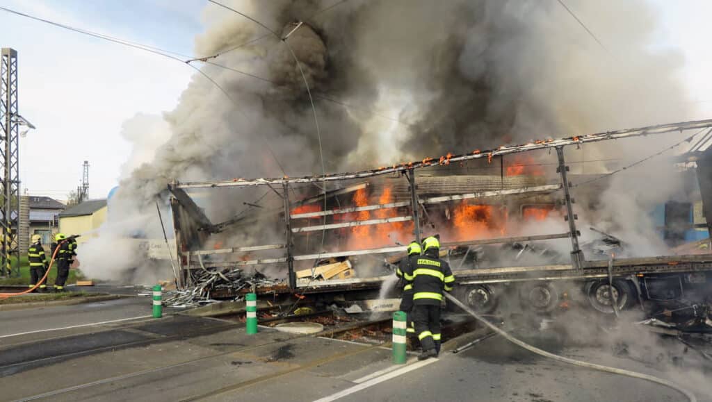 Nehoda vlaku a náklaďáku v Divišově ulici v Olomouci. Zdroj: HZS