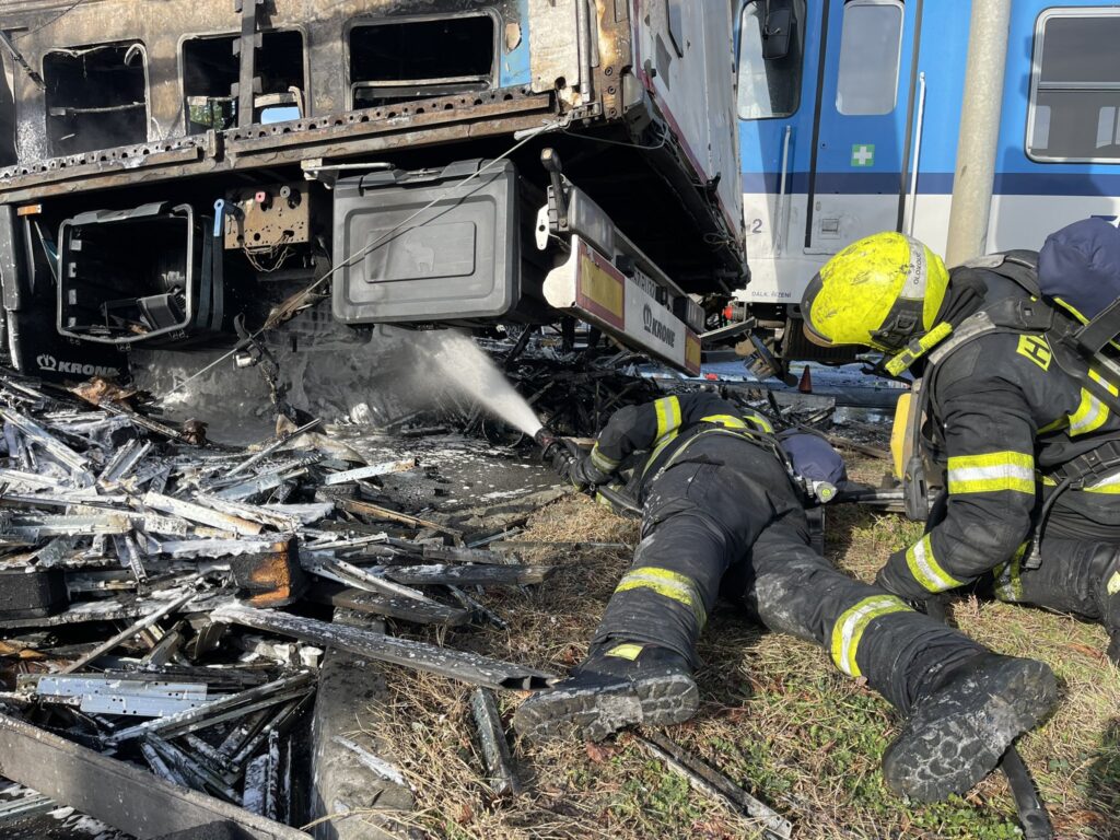 Hasiči dohašují požár po nehodě vlaku a kamionu v Olomouci. Foto: HZS