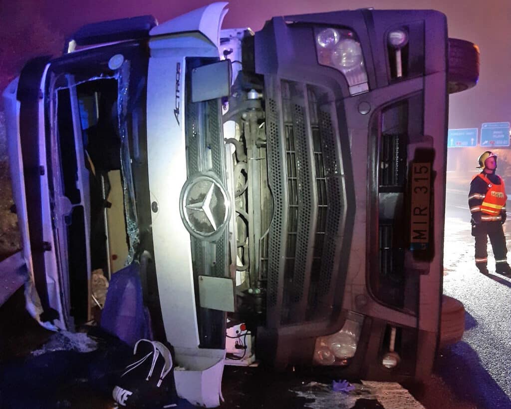 Nehoda kamionu v Karlovarské ulici. Foto: HZS Praha