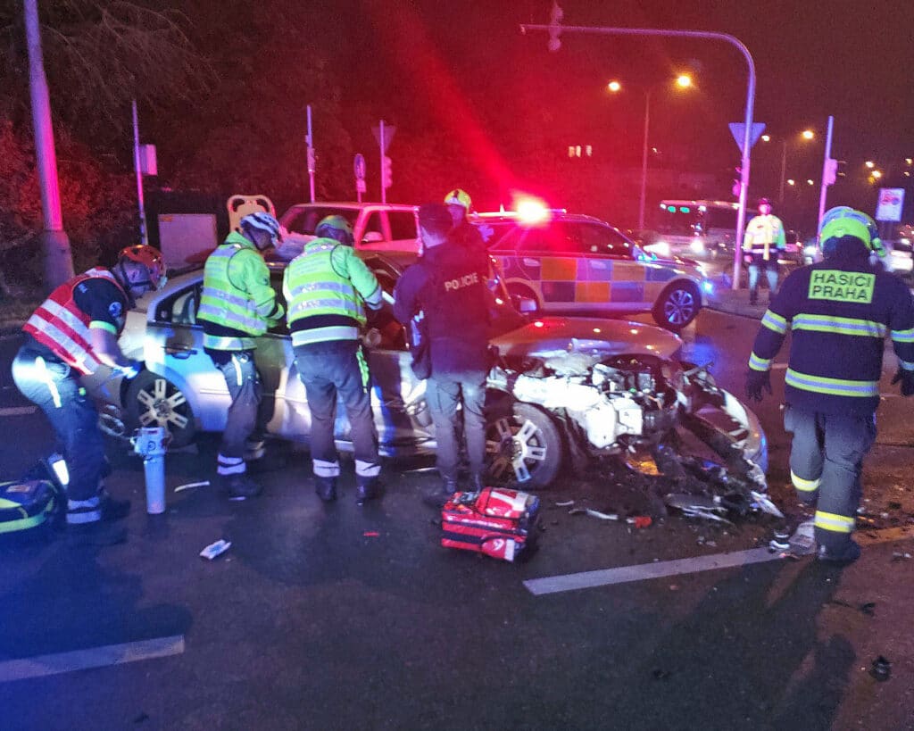 Nehoda dvou aut na pražském Chodově. Foto: HZS