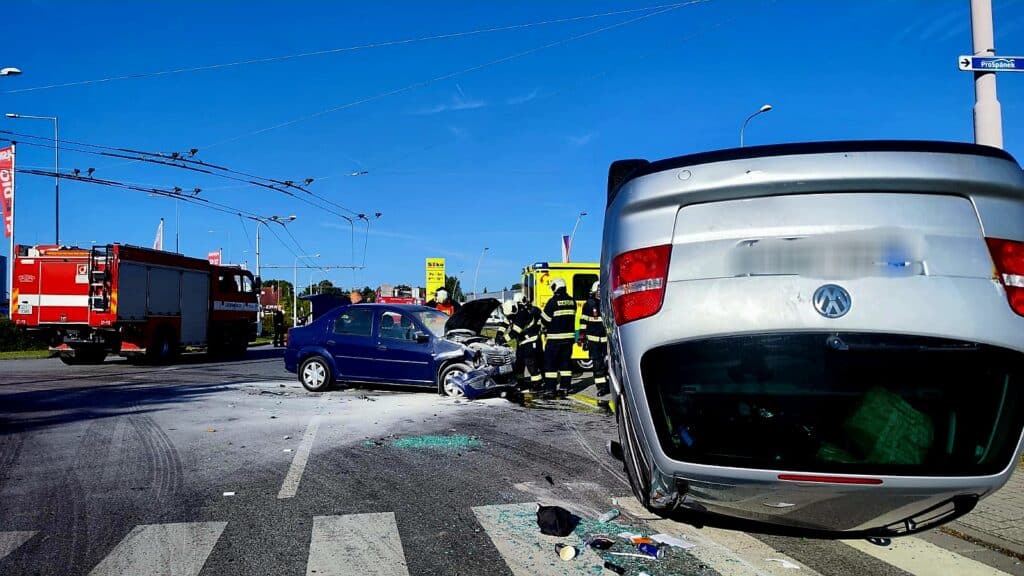 Dopravní nehoda dvou aut v Českém Vrbném v Českých Budějovicích. Foto: HZS