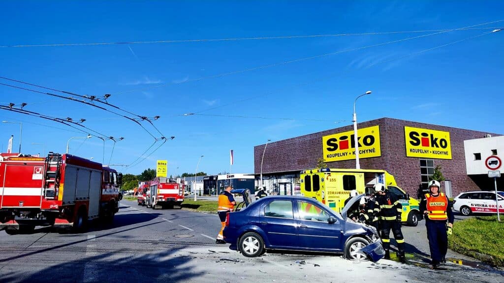 Dopravní nehoda dvou aut v Českém Vrbném v Českých Budějovicích. Foto: HZS