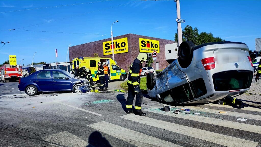 Dopravní nehoda dvou aut v Českém Vrbném v Českých Budějovicích. Foto: HZS