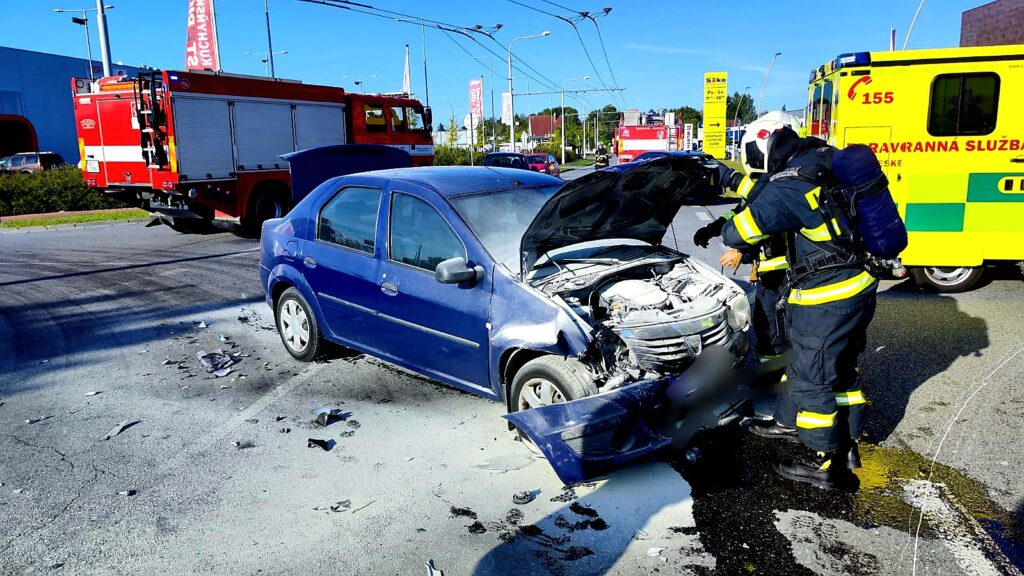 Dopravní nehoda dvou aut v Českém Vrbném v Českých Budějovicích. Foto: HZS