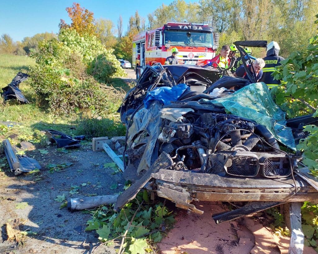 Tragická nehoda BMW na Pardubicku. Foto: HZS