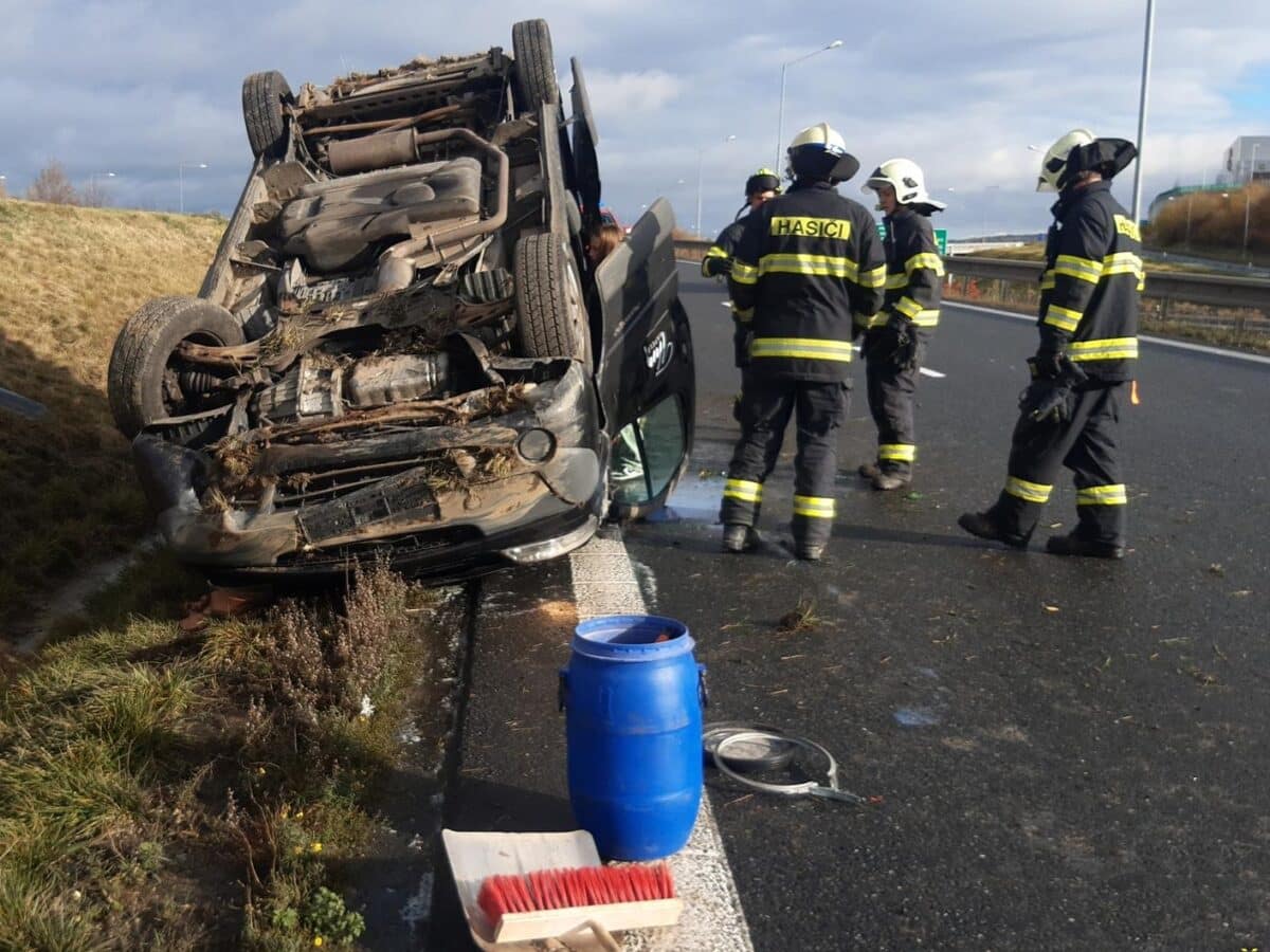 Nehoda dodávky na Pražském okruhu. Foto: HZS