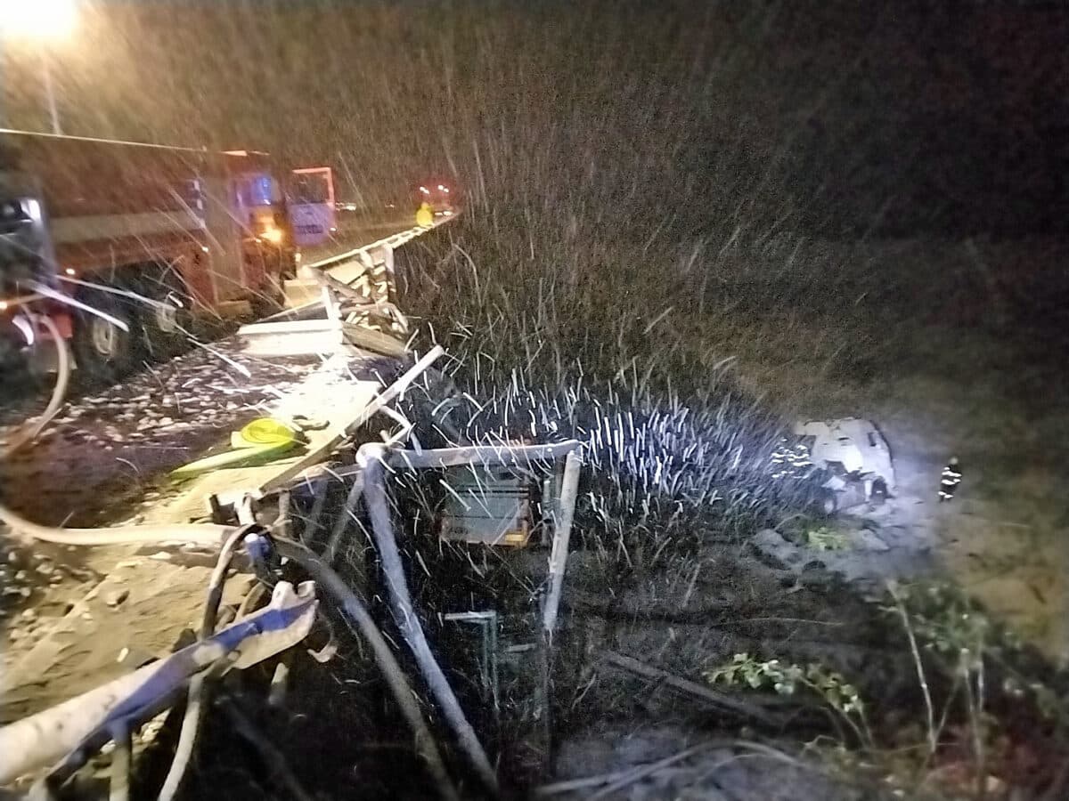 Kamion u Bělotína sjel z dálnice D1 a začal hořet. Foto: HZS