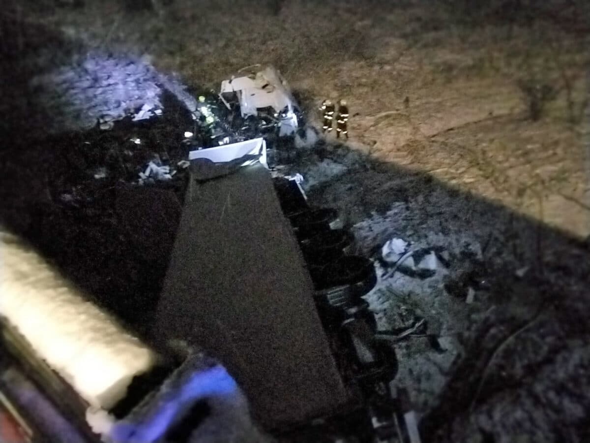 Kamion u Bělotína sjel z dálnice D1 a začal hořet. Foto: HZS