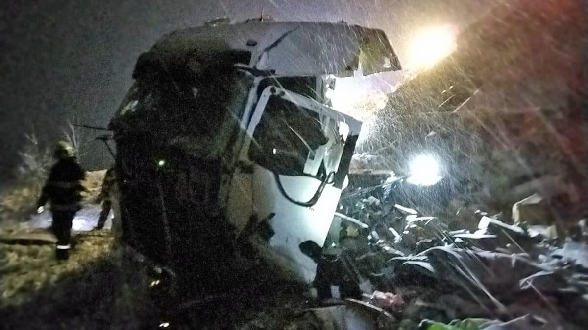 Kamion u Bělotína sjel z dálnice D1 a začal hořet. Foto: HZS