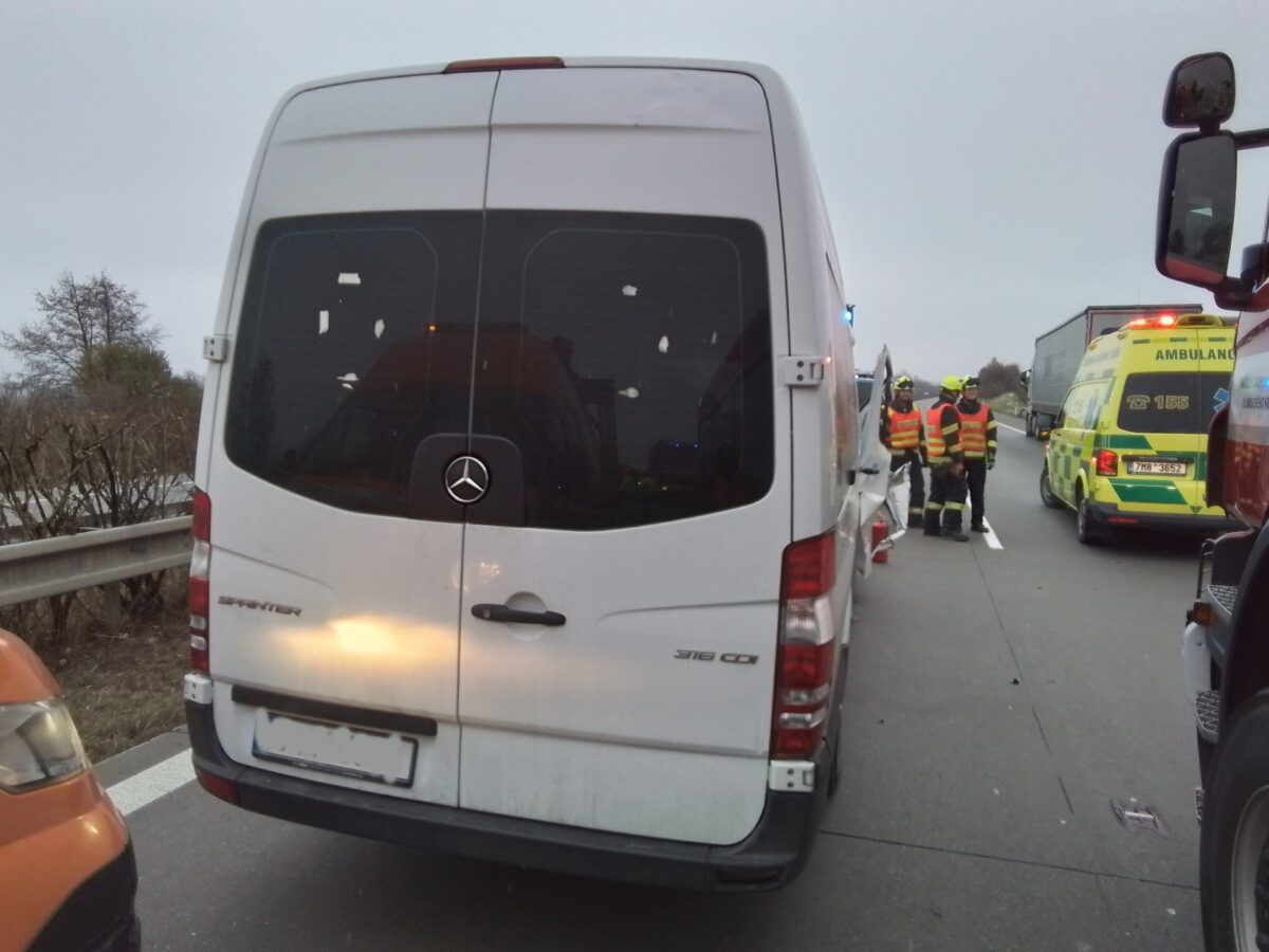 Při nehodě dodávky a kamionu na D35 u Velké Bystřice se zranili dva lidé. Foto: HZS