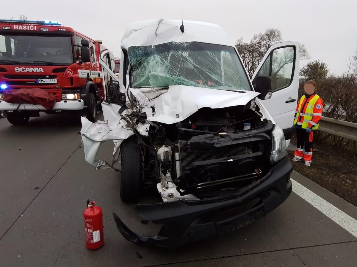 Při nehodě dodávky a kamionu na D35 u Velké Bystřice se zranili dva lidé. Foto: HZS