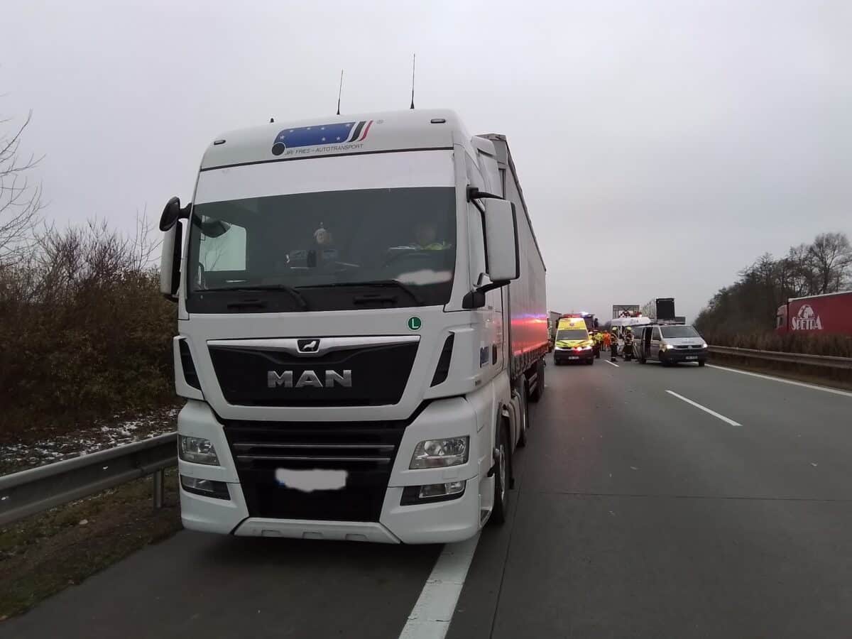 Při nehodě dodávky a kamionu na D35 u Velké Bystřice se zranili dva lidé. Foto: HZS