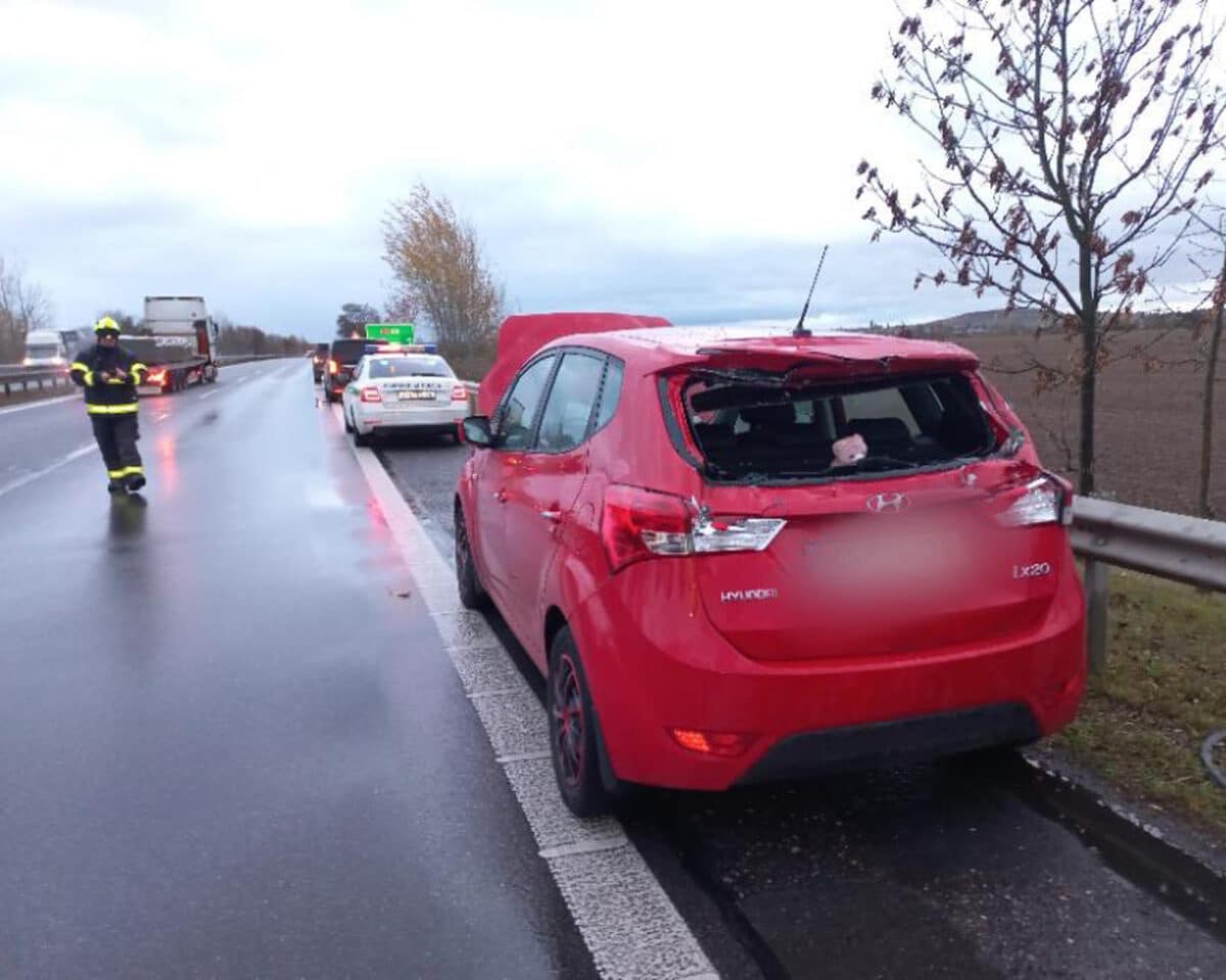 Nehoda osobního auta s obrněným vozidlem na D6. Foto: PČR