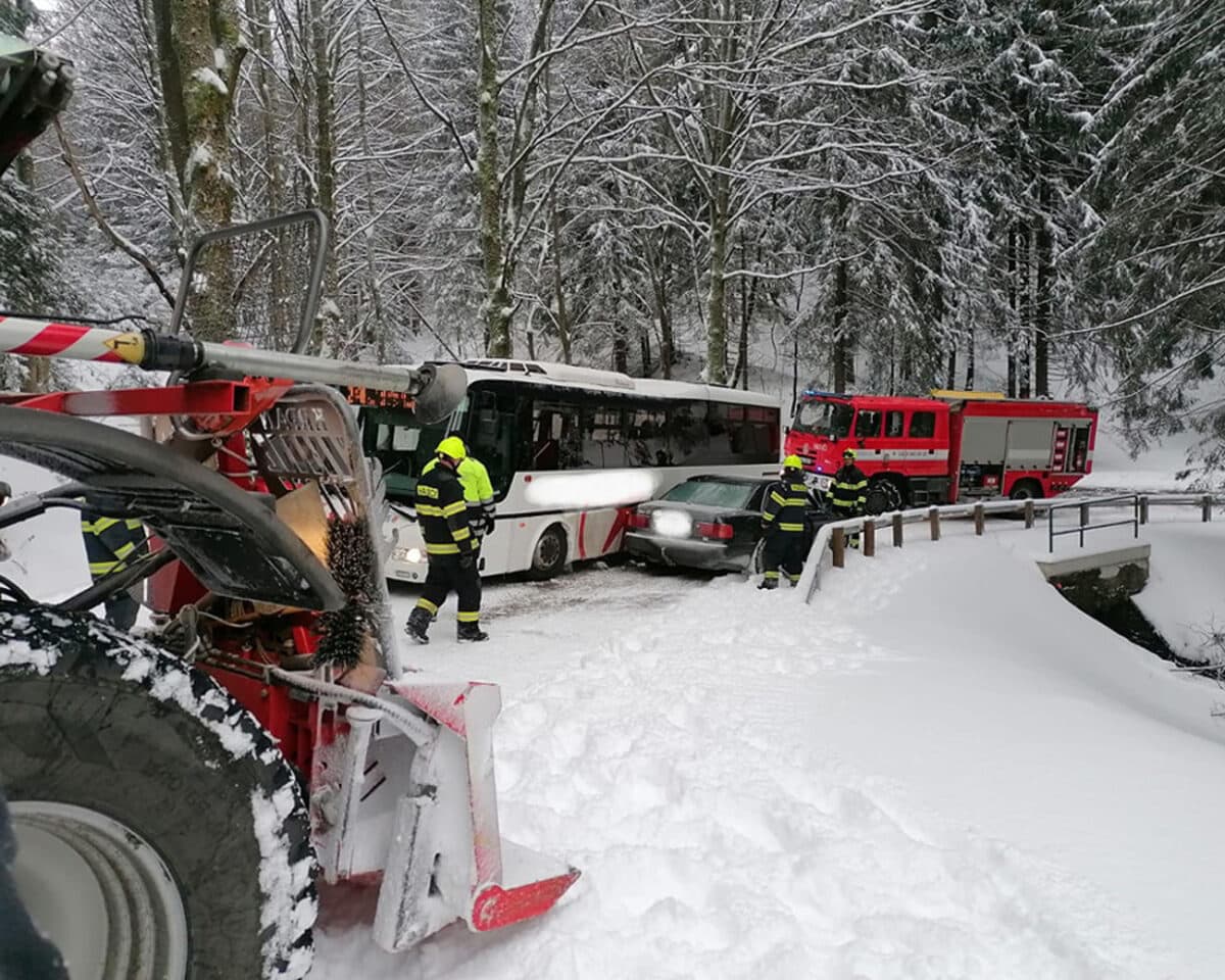 Na silnici II/311 z Deštného v Orlických Horách v sobotu havaroval autobus. Foto: HZS