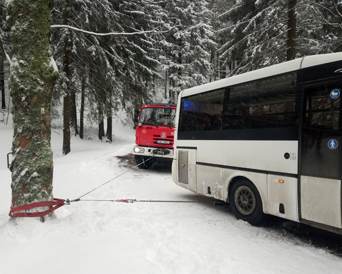 Na silnici II/311 z Deštného v Orlických Horách v sobotu havaroval autobus. Foto: HZS