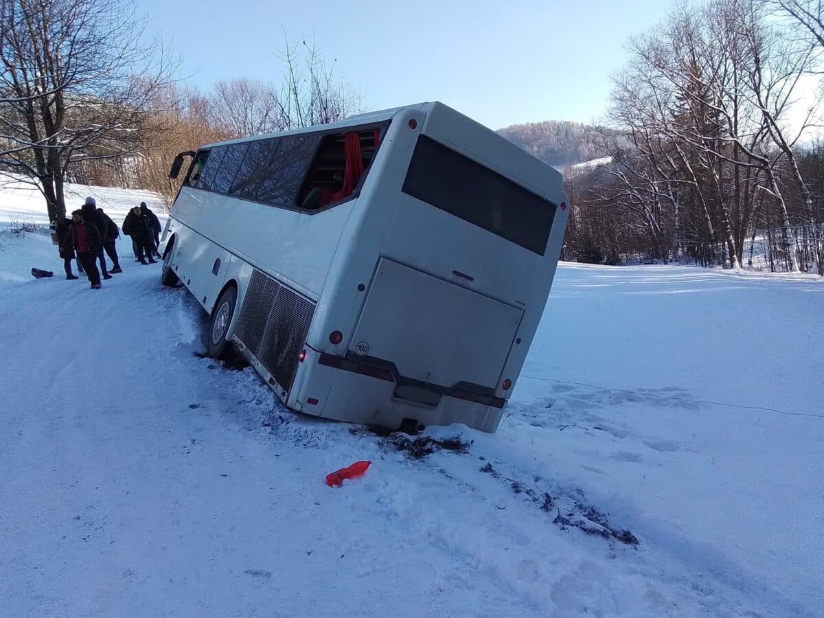 Nehoda autobusu na zasněžené silnici u Rejchartic na Šumpersku. Foto: HZS OK