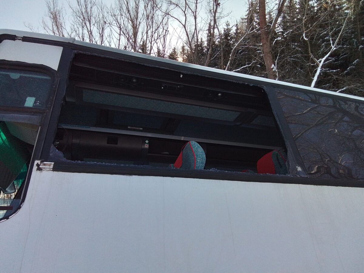 Nehoda autobusu na zasněžené silnici u Rejchartic na Šumpersku. Foto: HZS OK