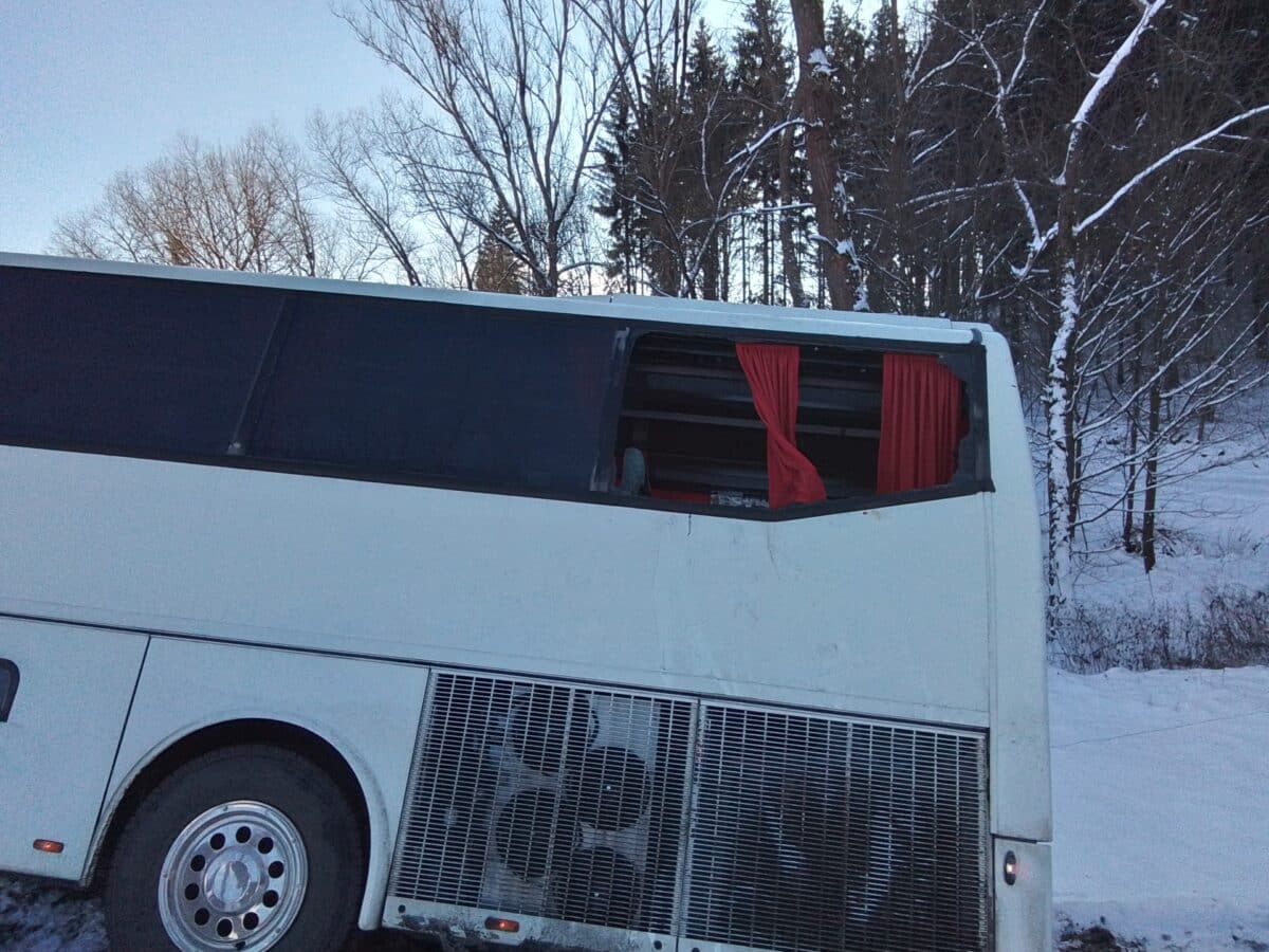 Nehoda autobusu na zasněžené silnici u Rejchartic na Šumpersku. Foto: HZS OK