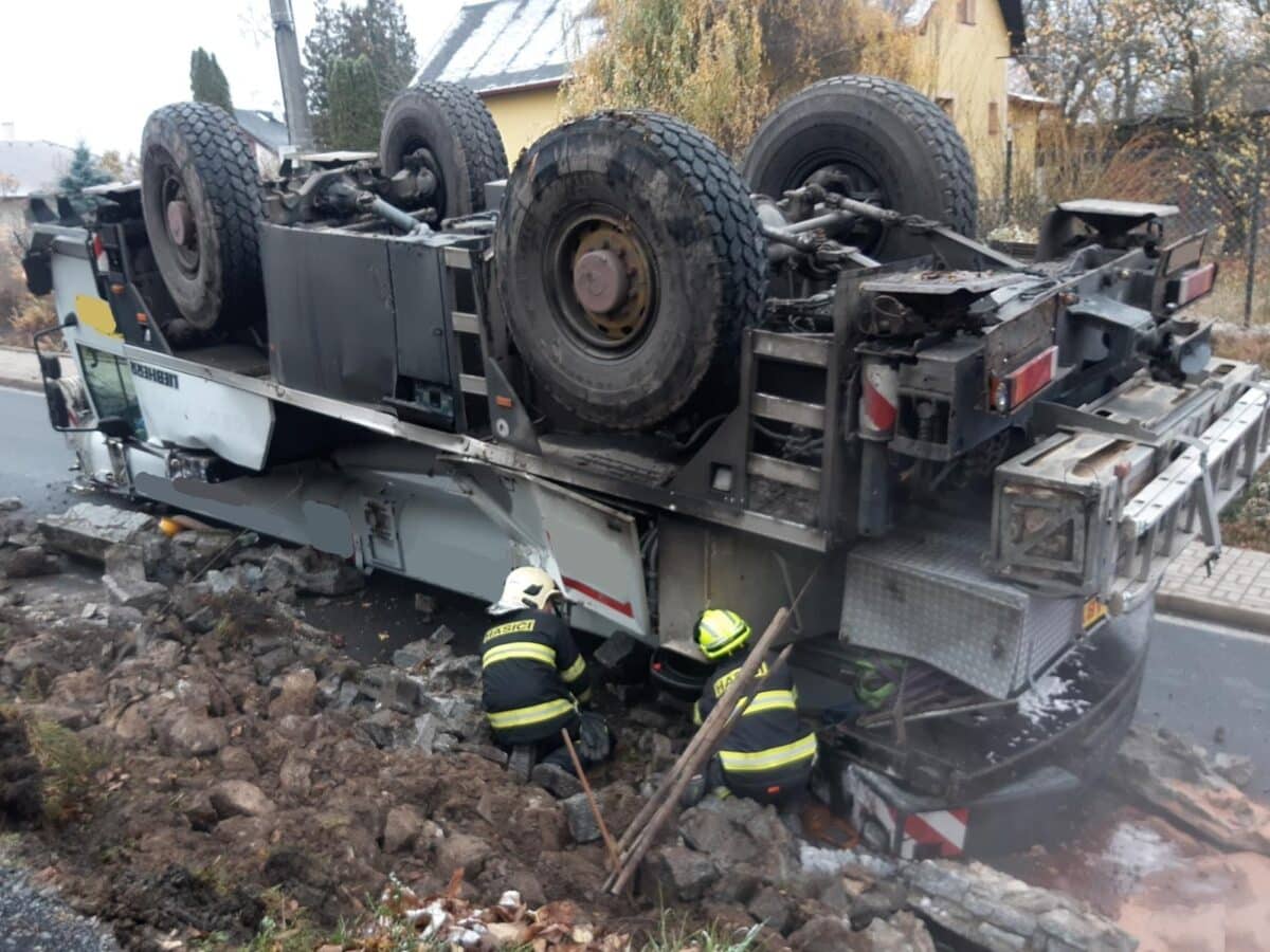 35tunový jeřáb se v Babicích převrátil na střechu. Foto: HZS