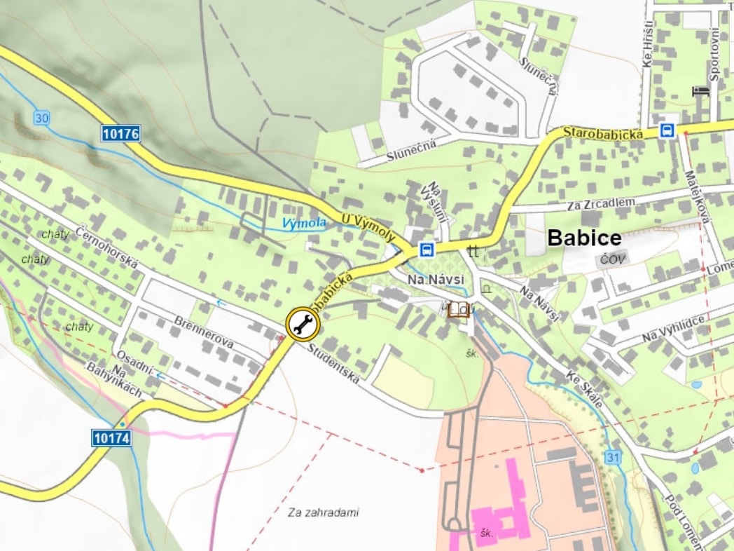 35tunový jeřáb se v Babicích převrátil na střechu. Foto: HZS