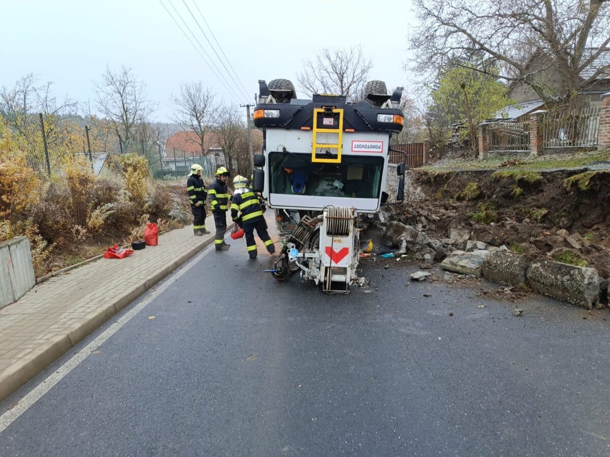 35tunový jeřáb se v Babicích převrátil na střechu. Foto: HZS