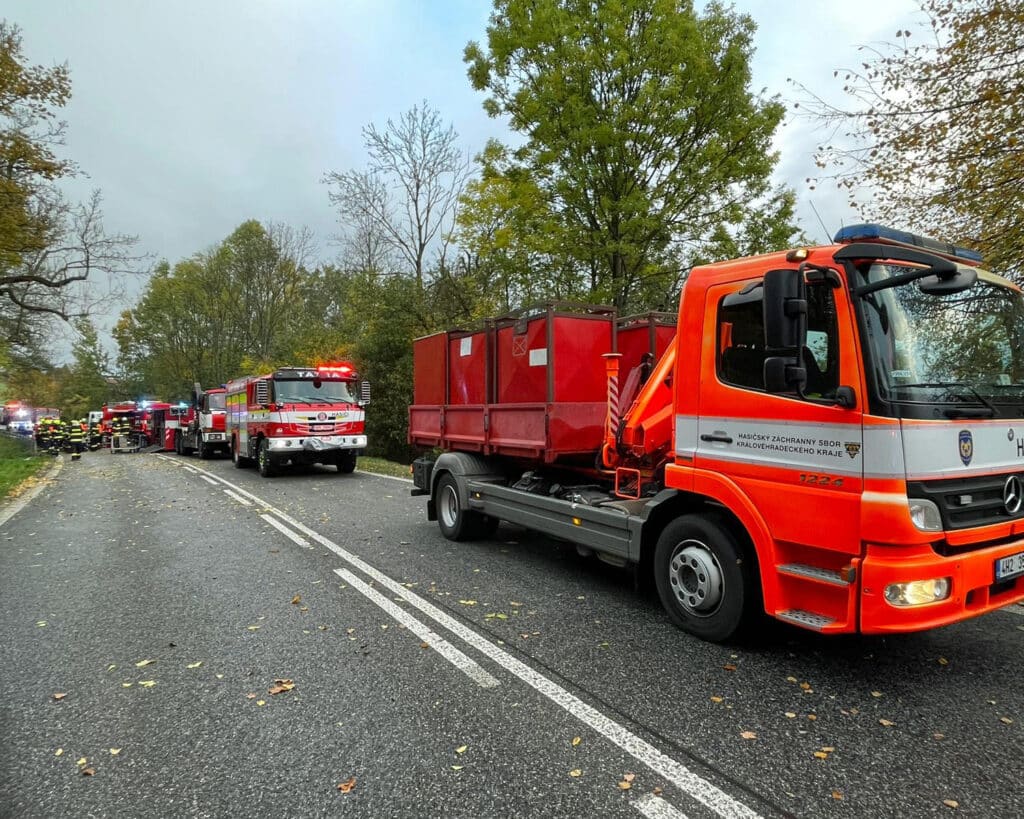 U Dobrušky havarovala cisterna s chemikáliemi a dvě osobní auta. Foto: HZS