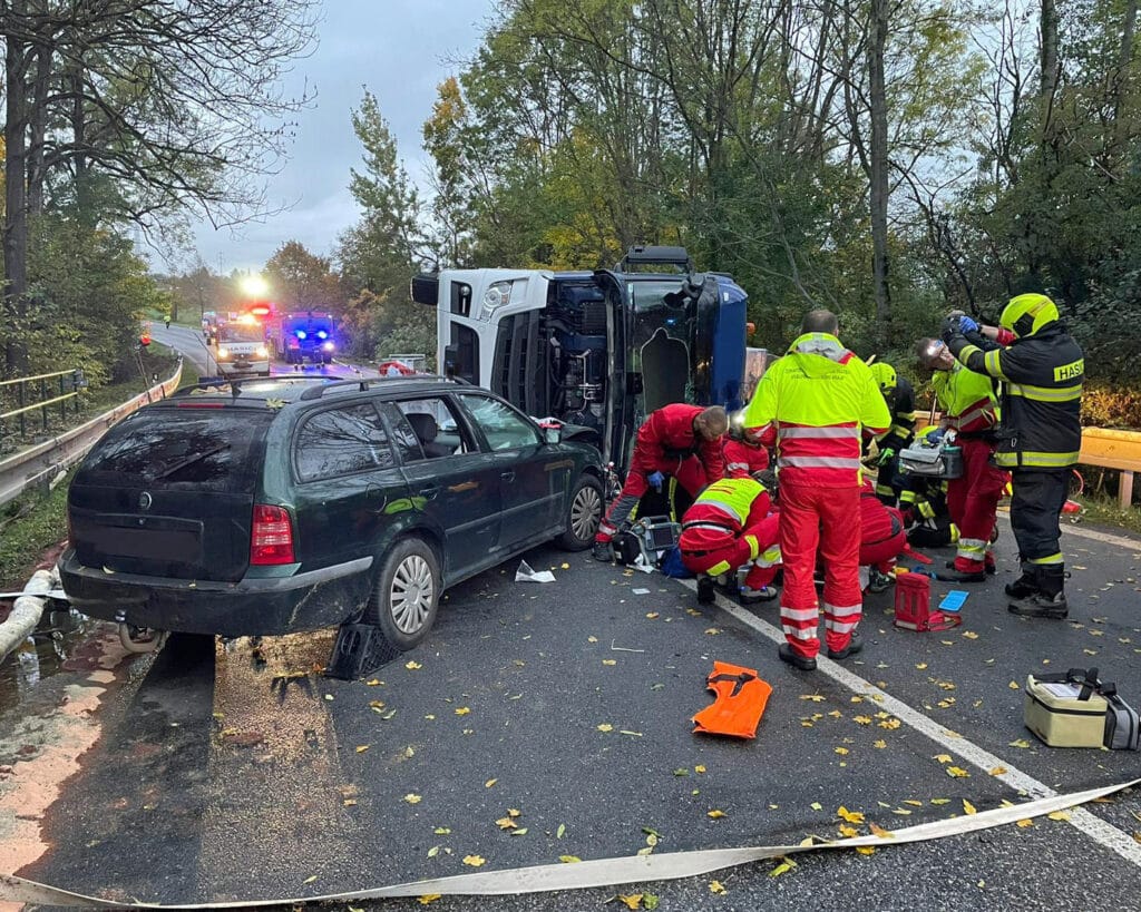 U Dobrušky havarovala cisterna s chemikáliemi a dvě osobní auta. Foto: HZS