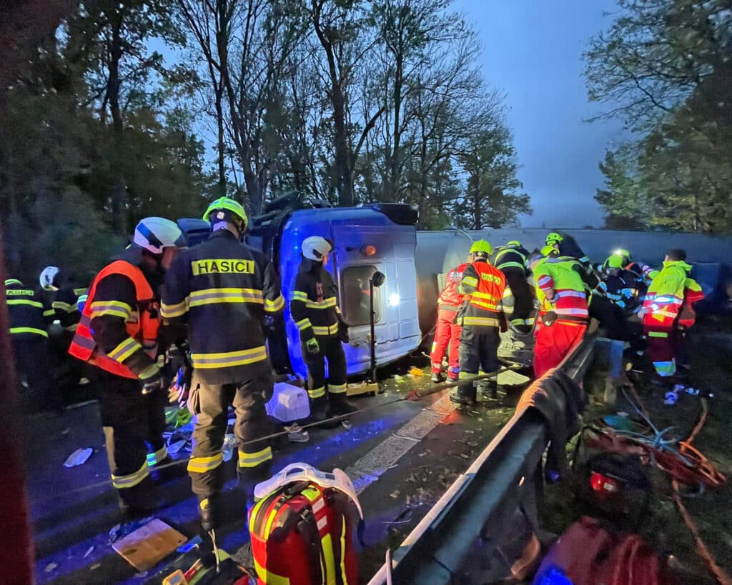 U Dobrušky havarovala cisterna s chemikáliemi a dvě osobní auta. Foto: HZS