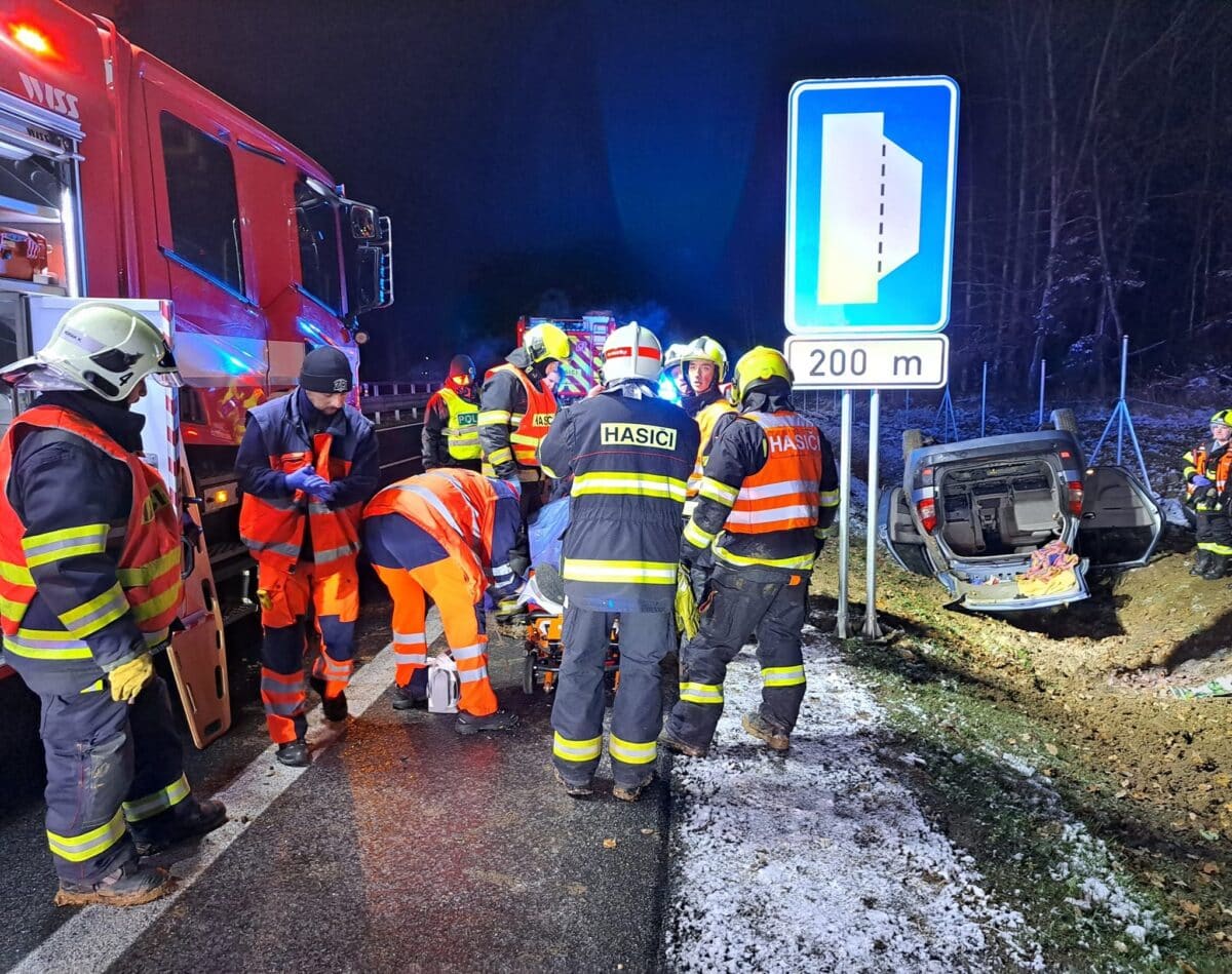 Na střeše skončilo po nehodě auto také u Dobřan. Foto: HZS Dobřany