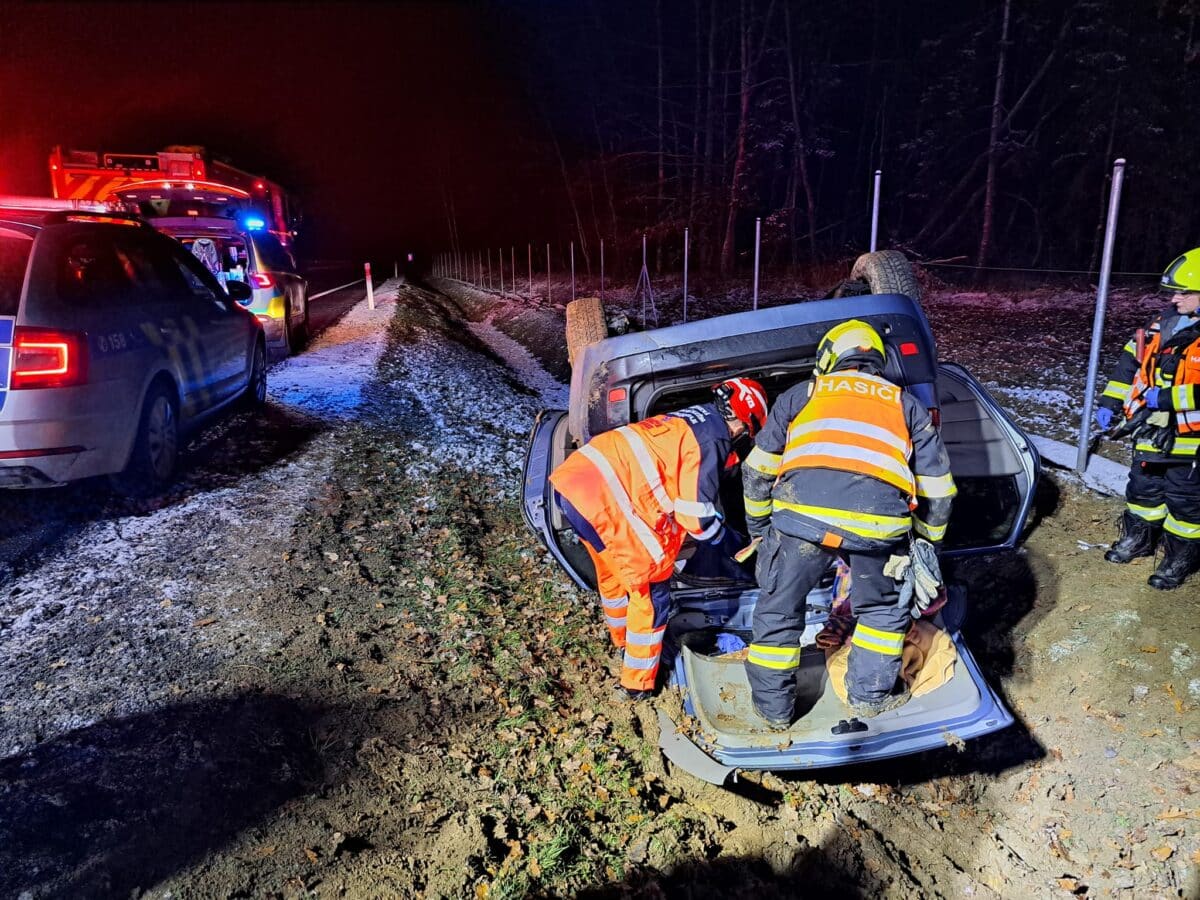 Na střeše skončilo po nehodě auto také u Dobřan. Foto: HZS Dobřany
