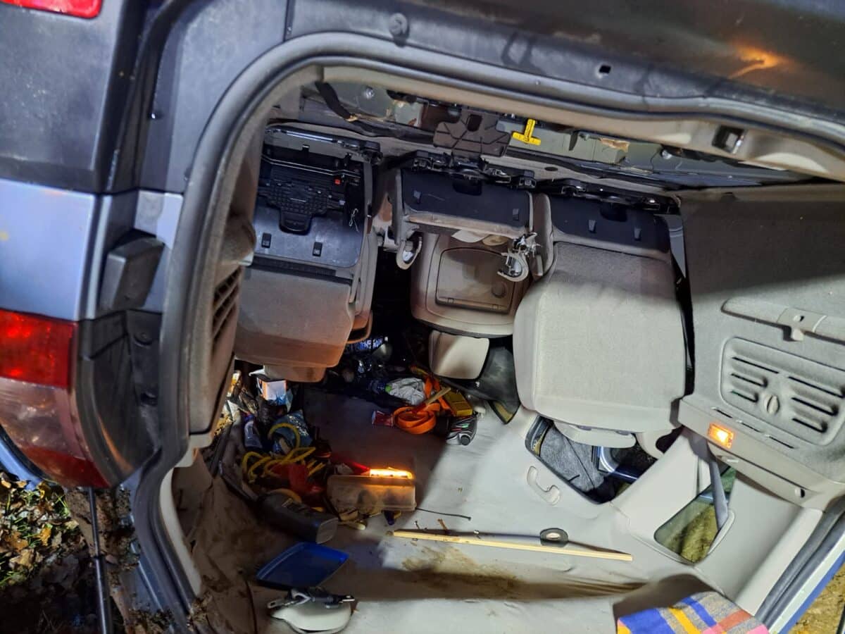 Na střeše skončilo po nehodě auto také u Dobřan. Foto: HZS Dobřany