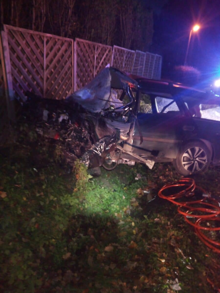 Vážná nehoda auta a kamionu u Dvora Králové. Foto: HZS