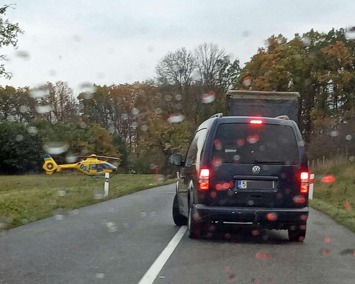 U nehody zasahovaly záchranáři. Vrtulník se ale vracel prázdný. Zdroj: FB/Bouračky kolem Miletína