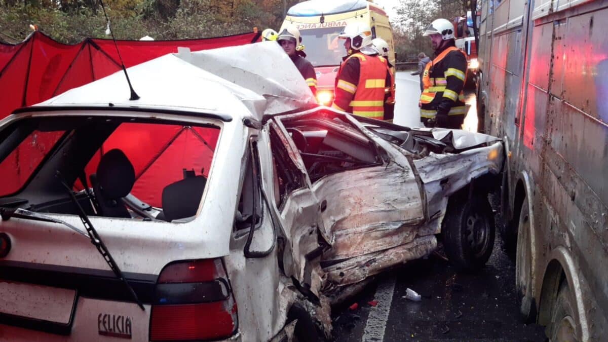 Tragická nehoda Škody Felicia a kamionu nedaleko Jesenice na Rakovnicku. Foto: HZS 