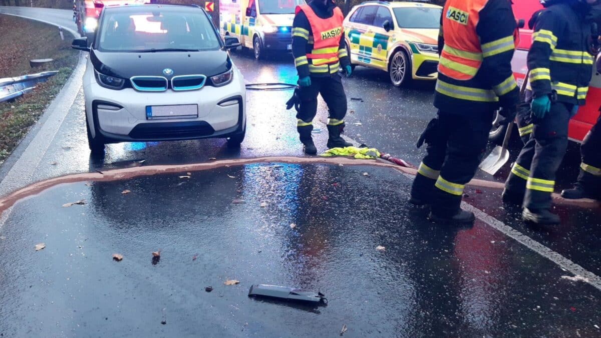 Tragická nehoda Škody Felicia a kamionu nedaleko Jesenice na Rakovnicku. Foto: HZS 