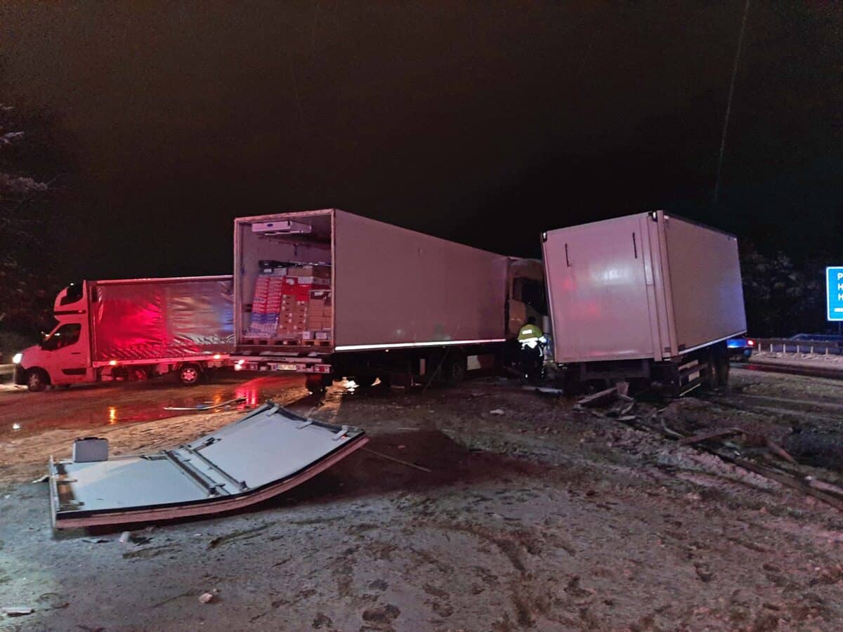 Kamiony zablokovaly dálnici D1 na 90. kilometru. Foto: PČR